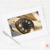 Kompas helpt navigeren en koer behouden. rechteckiger aufkleber (Umschlag)