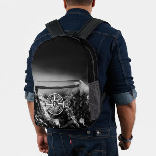 Kompass-Stern-Emblem-Monogramm dramatische Berge Bedruckter Rucksack