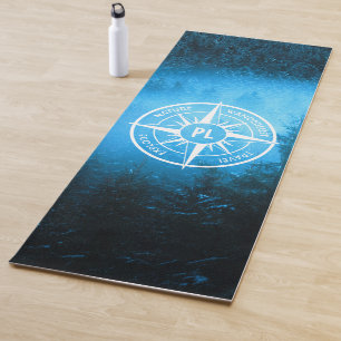 Kompass-Stern-Emblem-Monogramm-Nebel im Fichtenwal Yogamatte