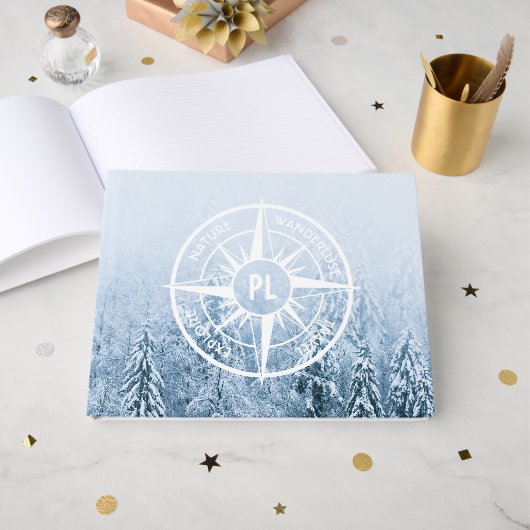 Kompass-Stern-Emblem-Monogramm Winter-Fichtenwald Gästebuch (Vorderseite Offen)