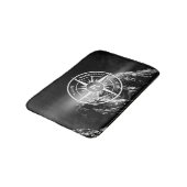 Kompass-Sternemblem monogramm dramatische Berge Badematte (Schrägansicht)