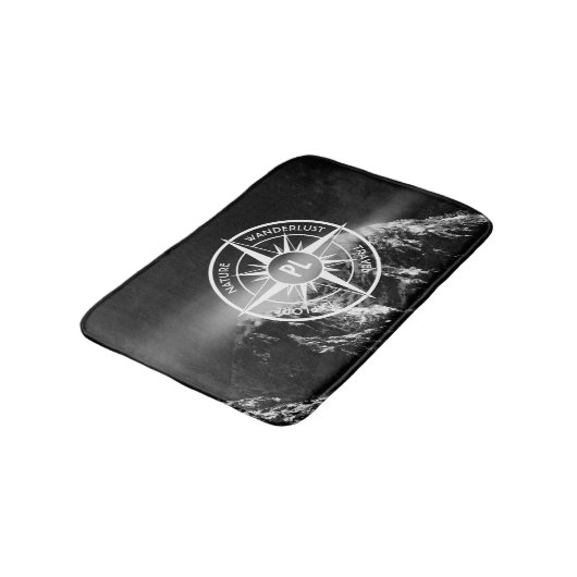 Kompass-Sternemblem monogramm dramatische Berge Badematte (Schrägansicht)