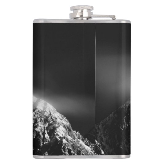 Kompass-Sternemblem monogramm dramatische Berge Flachmann (Rückseite)