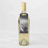 Kompass-Sternemblem monogramm dramatische Berge Flaschenanhänger (Auf Flasche)