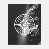 Kompass-Sternemblem monogramm dramatische Berge Fleecedecke (Vorderseite)