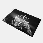 Kompass-Sternemblem monogramm dramatische Berge Fußmatte (Schrägansicht)