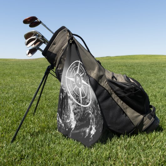 Kompass-Sternemblem monogramm dramatische Berge Golfhandtuch (Gras)
