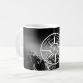 Kompass-Sternemblem monogramm dramatische Berge Kaffeetasse (Vorderseite Links)