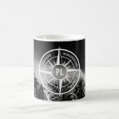 Kompass-Sternemblem monogramm dramatische Berge Kaffeetasse (Mittel)