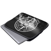 Kompass-Sternemblem monogramm dramatische Berge Laptopschutzhülle (Vorne Knopf)