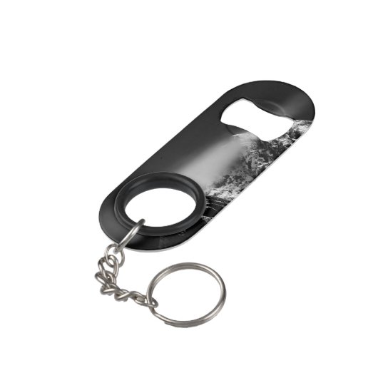 Kompass-Sternemblem monogramm dramatische Berge Mini Flaschenöffner (Rückseite Schrägansicht)