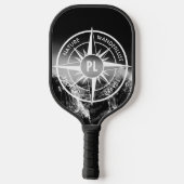 Kompass-Sternemblem monogramm dramatische Berge Pickleball Schläger (Rückseite)