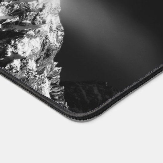 Kompass-Sternemblem monogramm dramatische Berge Schreibtischunterlage (Ecke)