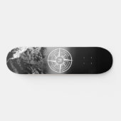 Kompass-Sternemblem monogramm dramatische Berge Skateboard (Horizontal)