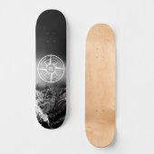 Kompass-Sternemblem monogramm dramatische Berge Skateboard (Vorderseite)