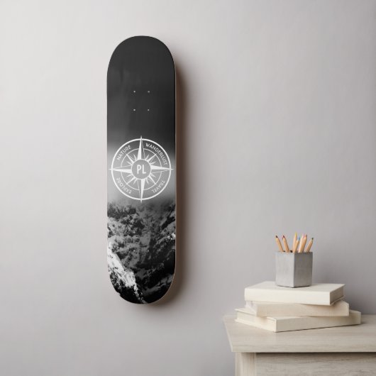 Kompass-Sternemblem monogramm dramatische Berge Skateboard (Wandkunst)
