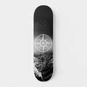 Kompass-Sternemblem monogramm dramatische Berge Skateboard (Vorderseite)