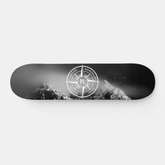 Kompass-Sternemblem monogramm dramatische Berge Skateboard (Horizontal)