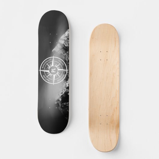Kompass-Sternemblem monogramm dramatische Berge Skateboard (Vorderseite)