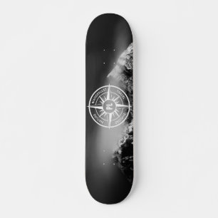 Kompass-Sternemblem monogramm dramatische Berge Skateboard