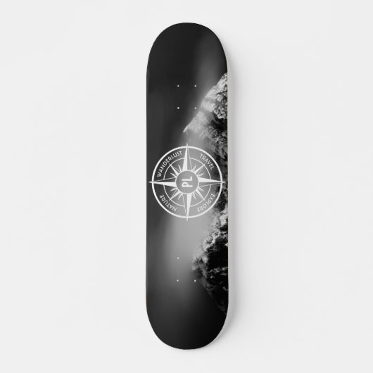 Kompass-Sternemblem monogramm dramatische Berge Skateboard (Vorne)