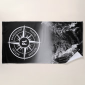 Kompass-Sternemblem monogramm dramatische Berge Strandtuch (Vorderseite)