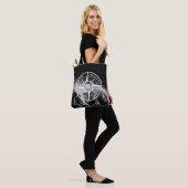 Kompass-Sternemblem monogramm dramatische Berge Tasche (Am Model)