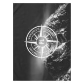 Kompass-Sternemblem monogramm dramatische Berge Tischdecke (Vorderseite)