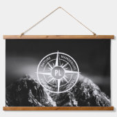 Kompass-Sternemblem monogramm dramatische Berge Wandteppich Mit Holzrahmen (Vorne)