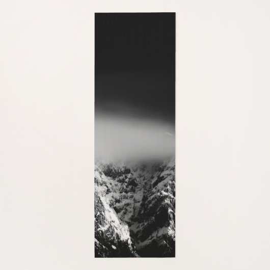 Kompass-Sternemblem monogramm dramatische Berge Yogamatte (Rückseite)