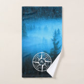 Kompass-Sternemblem Monogramm Nebel in Fichtenwald Badhandtuch Set (Handtuch)