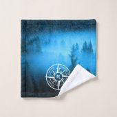 Kompass-Sternemblem Monogramm Nebel in Fichtenwald Badhandtuch Set (Waschlappen)