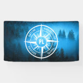 Kompass-Sternemblem Monogramm Nebel in Fichtenwald Banner (Horizontal)