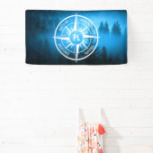 Kompass-Sternemblem Monogramm Nebel in Fichtenwald Banner (InSitu)