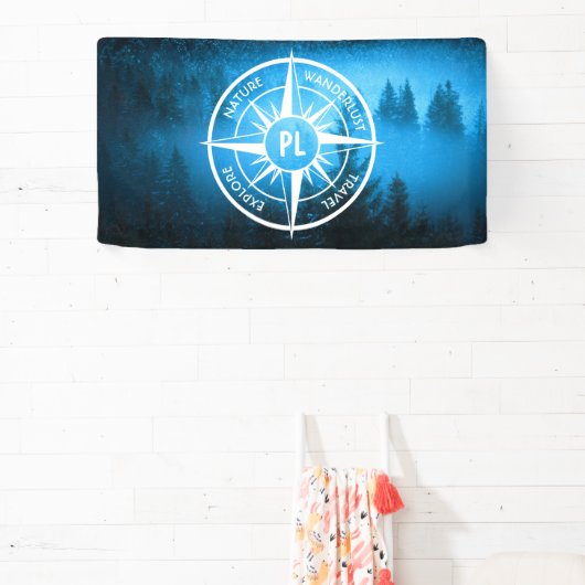 Kompass-Sternemblem Monogramm Nebel in Fichtenwald Banner (InSitu)