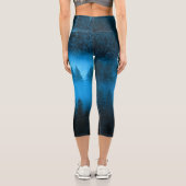 Kompass-Sternemblem Monogramm Nebel in Fichtenwald Capri Leggings (Rückseite)