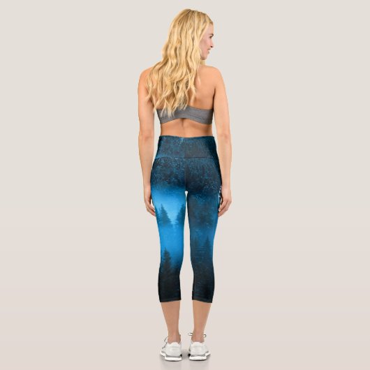 Kompass-Sternemblem Monogramm Nebel in Fichtenwald Capri Leggings (Rückseite)