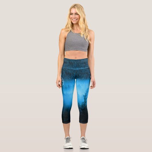 Kompass-Sternemblem Monogramm Nebel in Fichtenwald Capri Leggings (Vorderseite)