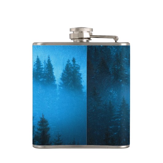 Kompass-Sternemblem Monogramm Nebel in Fichtenwald Flachmann (Rückseite)