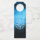 Kompass-Sternemblem Monogramm Nebel in Fichtenwald Flaschenanhänger (Vorderseite)