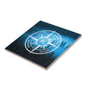 Kompass-Sternemblem Monogramm Nebel in Fichtenwald Fliese (Seite)