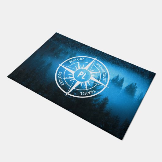 Kompass-Sternemblem Monogramm Nebel in Fichtenwald Fußmatte (Schrägansicht)