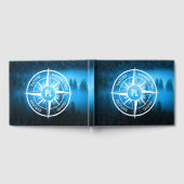 Kompass-Sternemblem Monogramm Nebel in Fichtenwald Gästebuch (Voll)