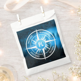 Kompass-Sternemblem Monogramm Nebel in Fichtenwald Geschenktütchen