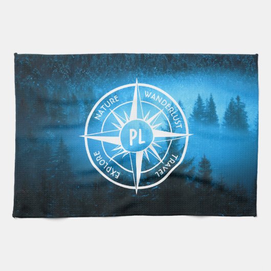 Kompass-Sternemblem Monogramm Nebel in Fichtenwald Geschirrtuch (Horizontal)