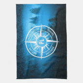 Kompass-Sternemblem Monogramm Nebel in Fichtenwald Geschirrtuch (Vertikal)