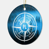 Kompass-Sternemblem Monogramm Nebel in Fichtenwald Keramik Ornament (Links)