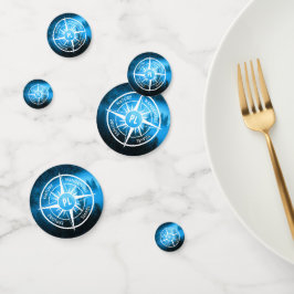 Kompass-Sternemblem Monogramm Nebel in Fichtenwald Konfetti