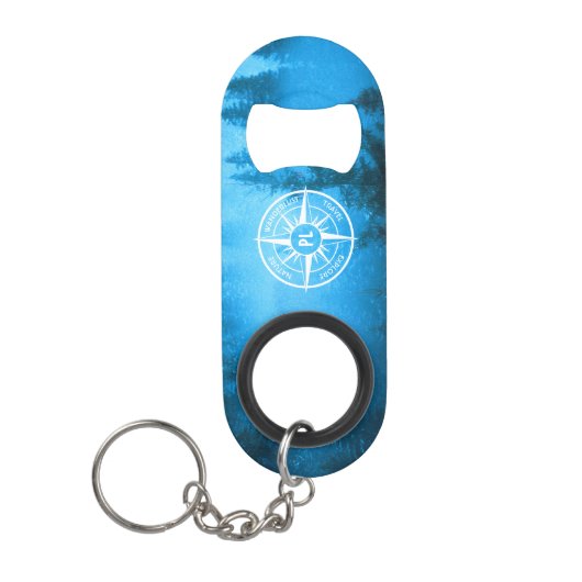 Kompass-Sternemblem Monogramm Nebel in Fichtenwald Mini Flaschenöffner (Vorderseite)