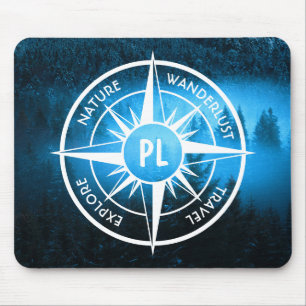Kompass-Sternemblem Monogramm Nebel in Fichtenwald Mousepad